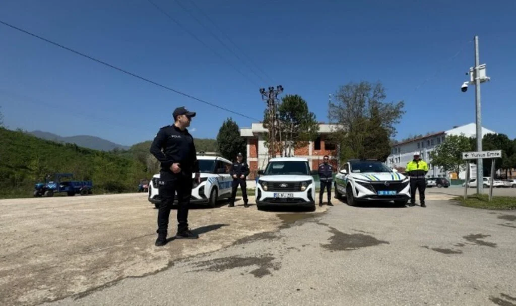 Samsun'da Okul Çevrelerinde Geniş Çaplı Güvenlik Uygulaması! Binlerce Kişi Sorgulandı, Çok Sayıda Servise Ceza Kesildi