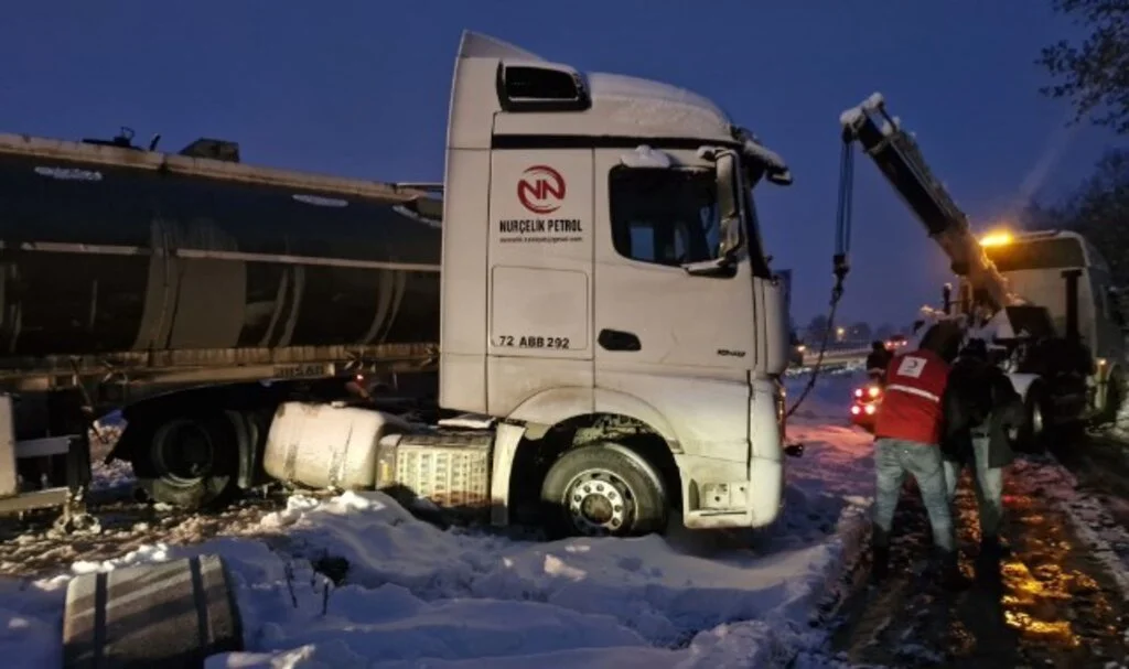 Samsun'da Yoğun Kar Yağışı Ulaşımı Felç Etti! Kızılay'dan Anında Destek
