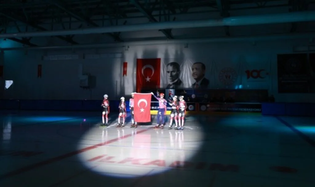 Gençler ve Vatandaşlar Buz Şöleni'nde 19 Mayıs'ı Kutladı