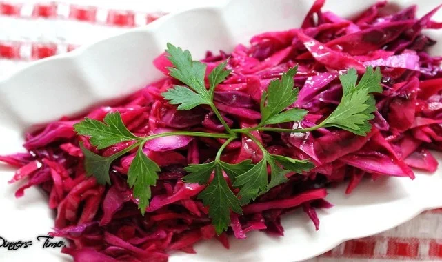 Kırmızı Lahana Salatası Nasıl Yapılır
