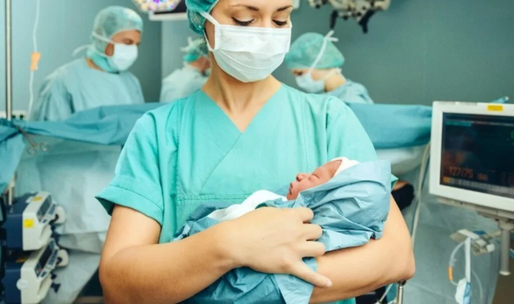 Yeni Sendika'dan 5 Mayıs Dünya Ebeler Günü'ne Özel Mesaj: "Ebelerimizin Yanındayız"