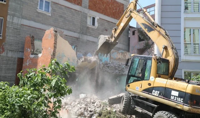 İlkadım'da Kentsel Dönüşüm Hız Kazandı: Metruk Binalar Gençlerin Güvenliği İçin Yıkılıyor