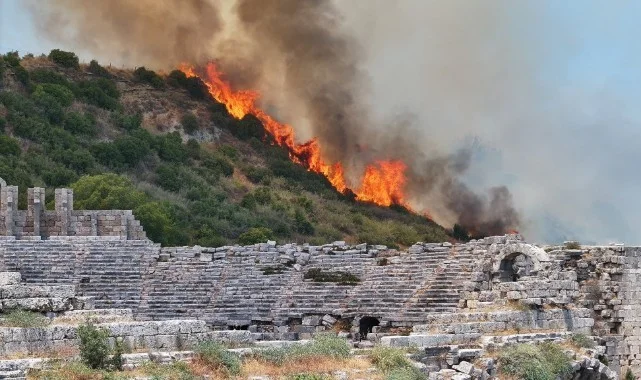 Antalya ve Muğla'da Orman Yangınlarına Havadan ve Karadan Müdahale Ediliyor