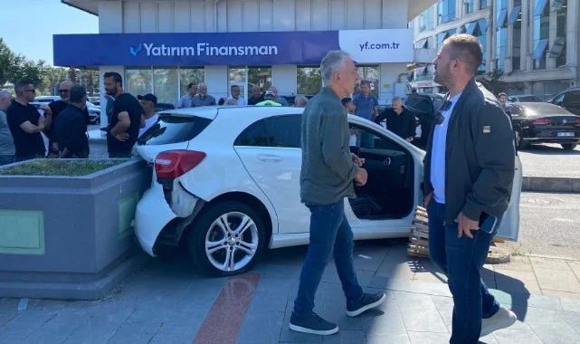 Samsun'da Feci Kaza: Araba Kaldırıma Çıktı