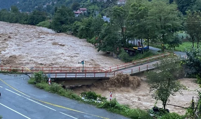 Şiddetli Yağış Rize’yi Vurdu! Köprü Çöktü, Yollar Kapandı