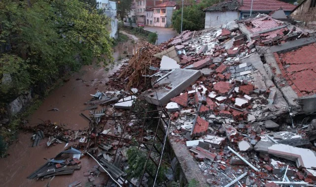 Balıkesir Sındırgı’da 6,1 Büyüklüğünde Deprem! Panik Yaşandı, Can Kaybı Yok