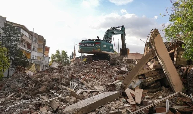 Balıkesir Sındırgı’da Deprem Enkazı Kaldırma Çalışmaları Başladı