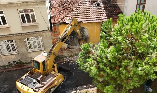 İlkadım’da Metruk Binalar Tarihe Karışıyor