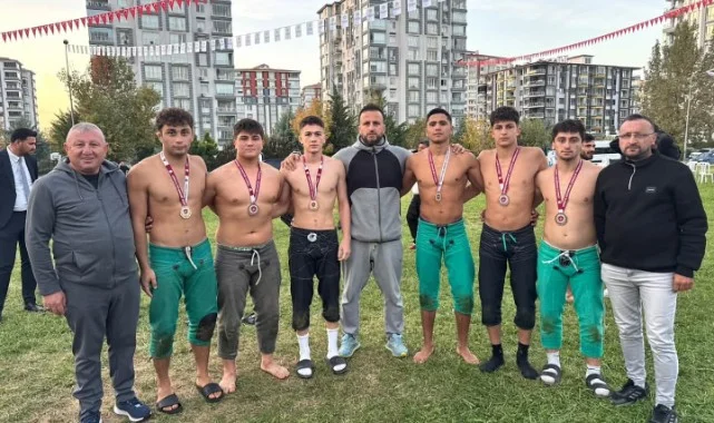 İlkadımlı Güreşçiler Madalyaları Topladı