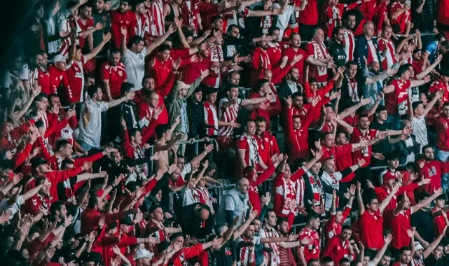 Samsunspor Taraftarı Beşiktaş Deplasmanını Kırmızı-Beyaza Boyadı