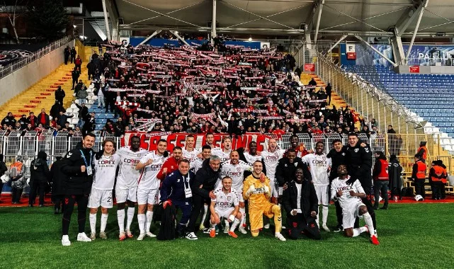Kırmızı-Beyazlı Taraftarlardan İstanbul’da Tribün Şovu