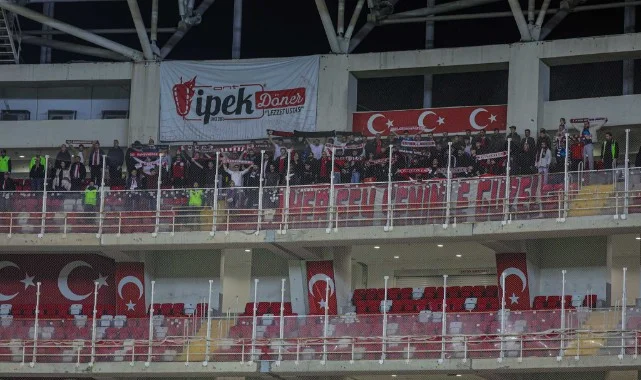 Antalyaspor Deplasmanında Tribünler Kırmızı-Beyaz