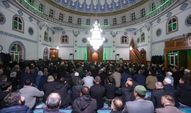 Canik'te Binler Kadir Gecesi'nde Ellerini Semaya Açtı