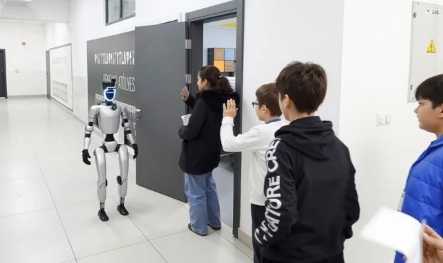 Bu İlçede Sınava Giren Öğrencileri İnsansı Robot Karşılıyor