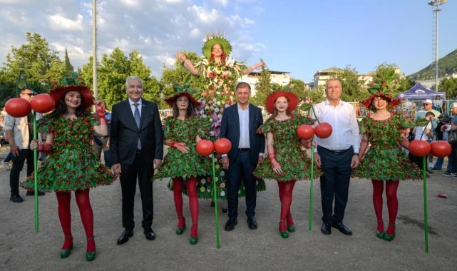 Başkan Tugay Kemalpaşa’da Vatandaşlarla Buluştu, Altın Kiraz Festivali’ne Katıldı