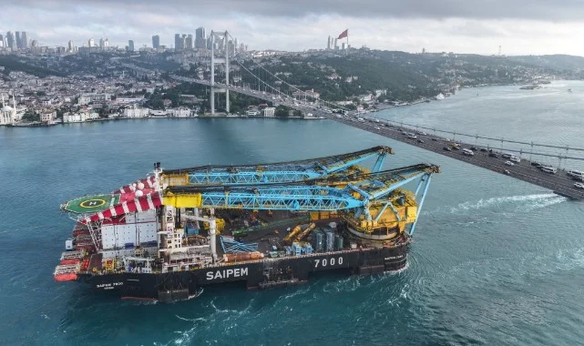 Dev Vinç Gemisi Saipem 7000 İstanbul Boğazı'ndan Geçiyor