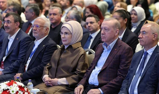 Emine Erdoğan: “Yeni Yol Haritasının Ülkemizin Geleceğine Katkı Sunmasını Temenni Ediyorum”