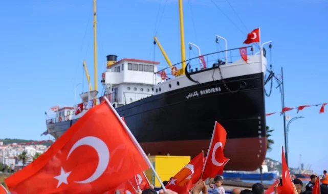 Bandırma Vapuru İstiklal Meydanı'ndaki Yeni Yerine Taşındı