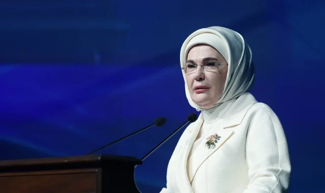 Emine Erdoğan'dan 15 Temmuz Mesajı: "15 Temmuz, Sarsılmaz Bir Cesaretin Adıdır"