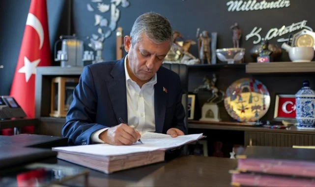 Özgür Özel ve 90 Milletvekili CHP'den İstifa Etti: Yeni Parti Kuruldu
