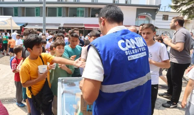 Canik Belediyesi'nden Gençlere Dondurma İkramı