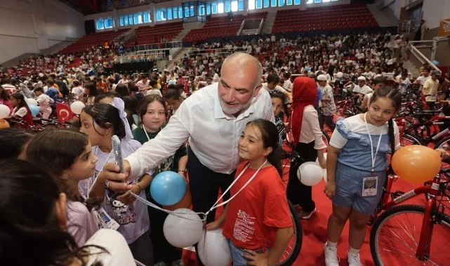 Canik'te 2 Bin 500 Çocuk Hediyelerle Buluşuyor