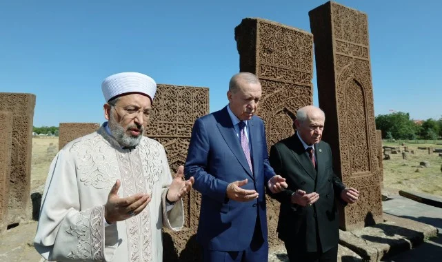 Cumhurbaşkanı Erdoğan, Selçuklu Meydan Mezarlığı'nı Ziyaret Etti