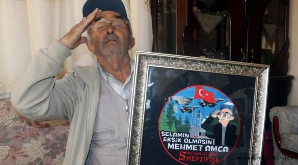25 yıldır Mehmetçiği selamlayan Mehmet amcayı gururlandıran 'arma'