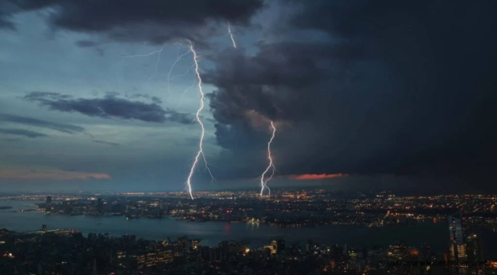 7,7 büyüklüğünde deprem sonrası Tsunami uyarısı