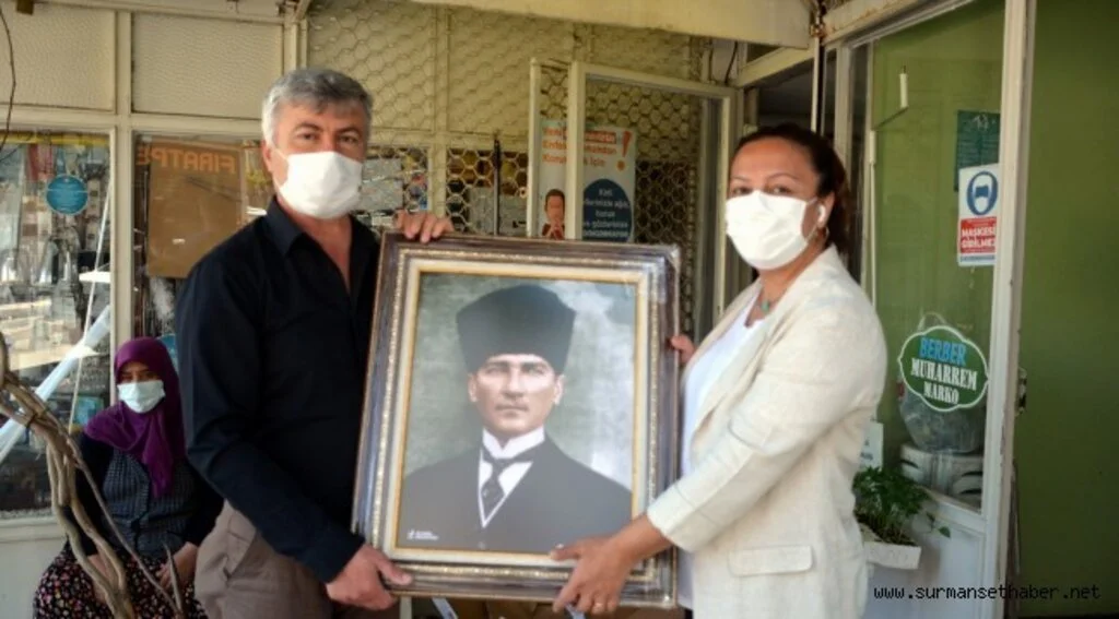 Aliağa Belediyesi’nden Muhtarlara Atatürk Portresi