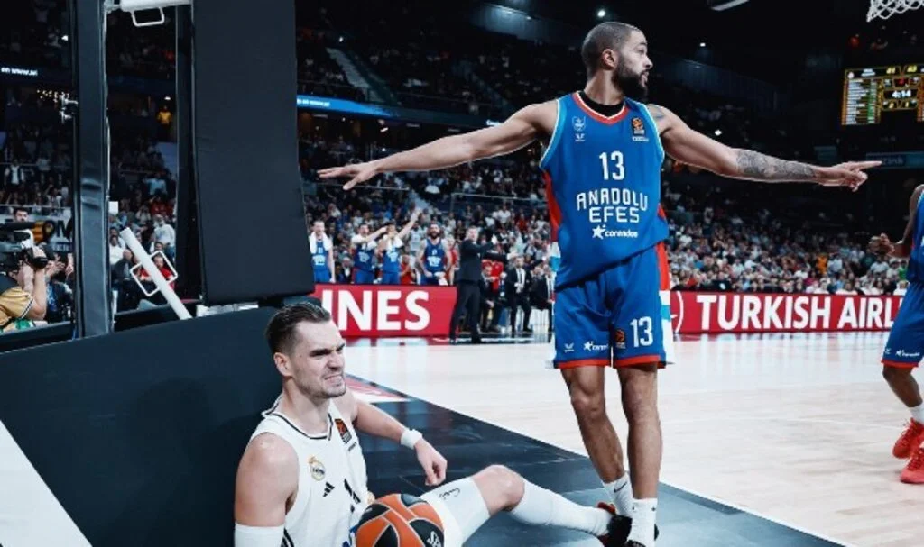 Anadolu Efes, EuroLeague'de Real Madrid'i Yendi