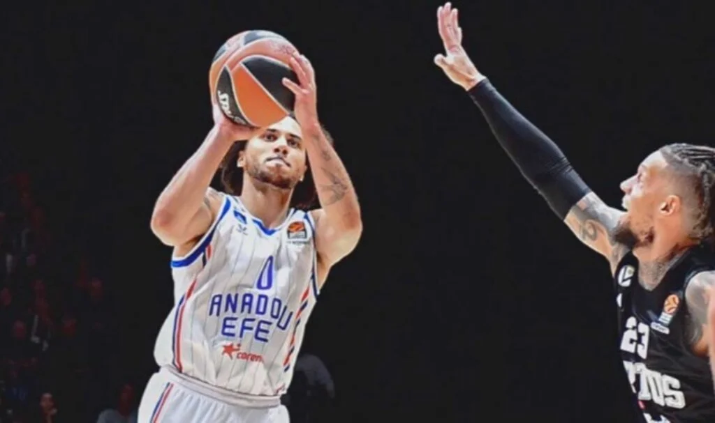 Anadolu Efes, son çeyrekteki oyunuyla Bologna’yı devirdi