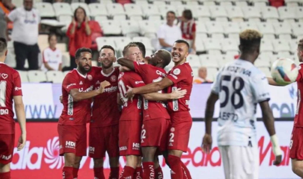 Antalyaspor, Adana Demirspor karşısında son saniyede güldü