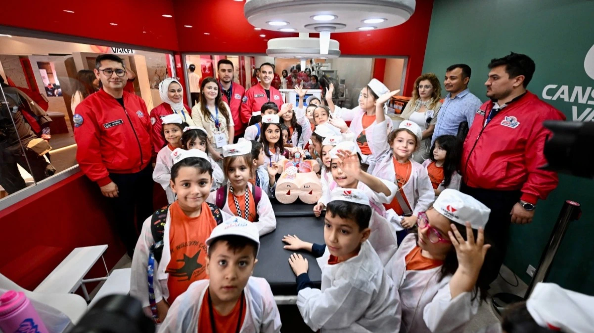 Bakan Kacır, TEKNOFEST Güneydoğu'da Stantları Ziyaret Etti