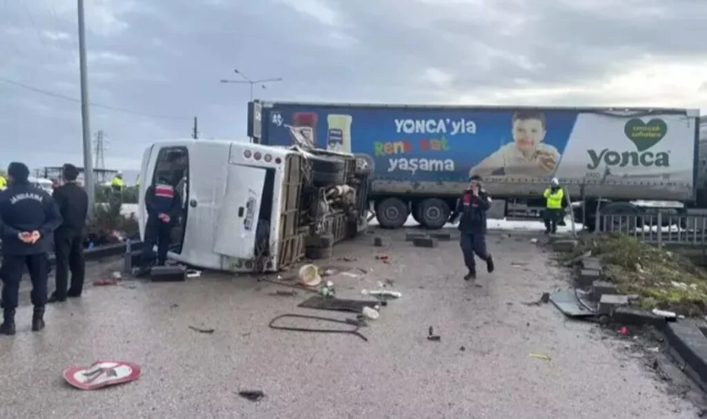 Balıkesir'de Tır ve Öğrenci Servisi Çarpıştı: 8 Ağır Yaralı!