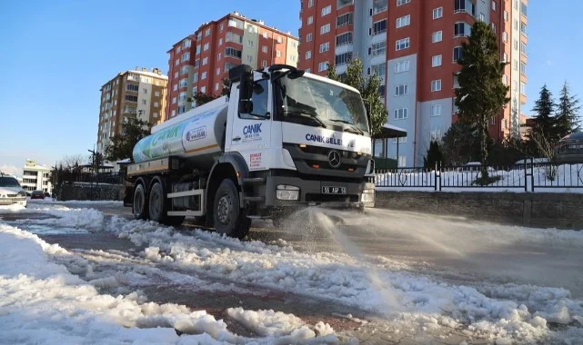 Canik'te Karla Etkin Mücadele: Solüsyon ve Tuzlama Çalışmaları Son Hız