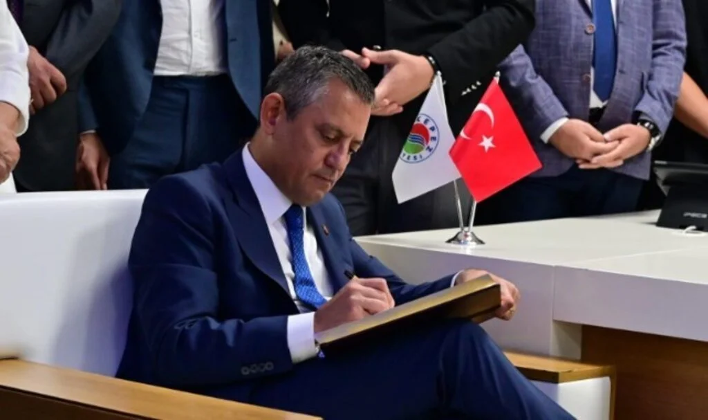 CHP Genel Başkanı Özgür Özel, Kepez Belediyesi'ni ziyaret etti: "Dimdik Ayaktayız"