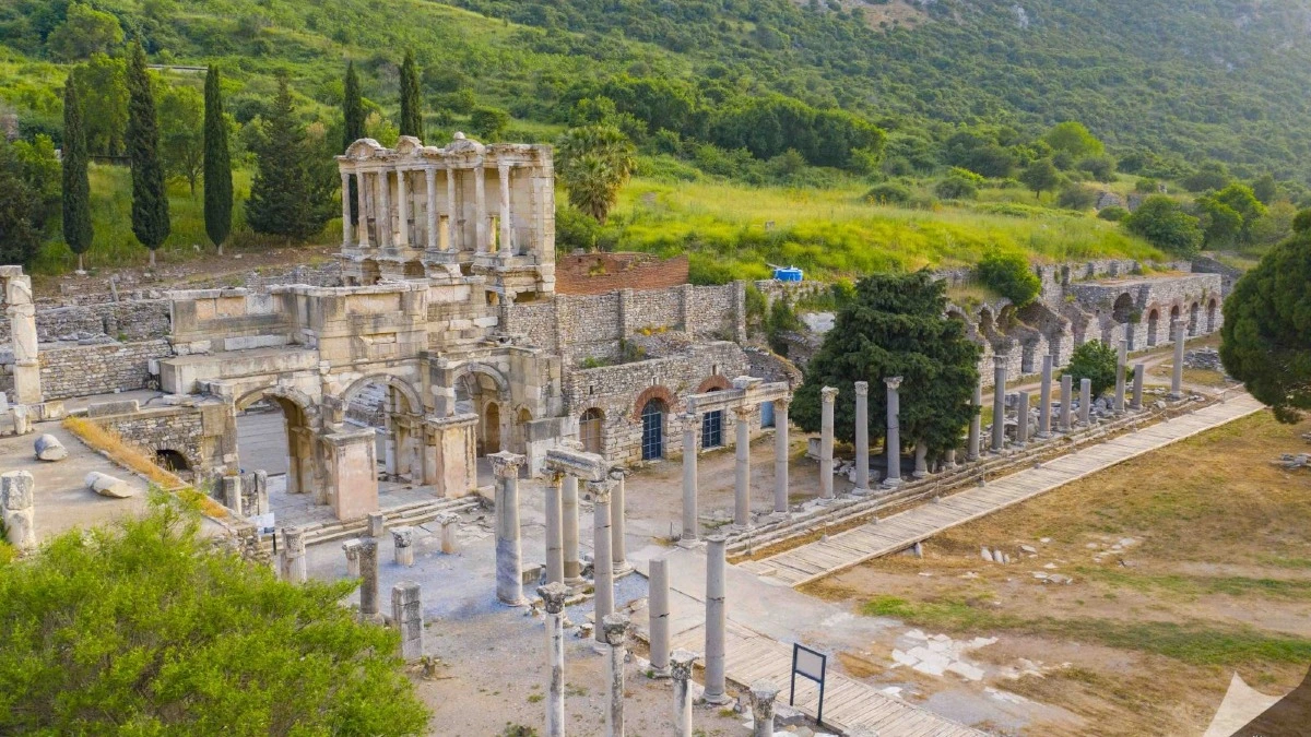 Efes Antik Kenti, Binlerce Yıllık Tarihiyle Ziyaretçilerini Büyülüyor