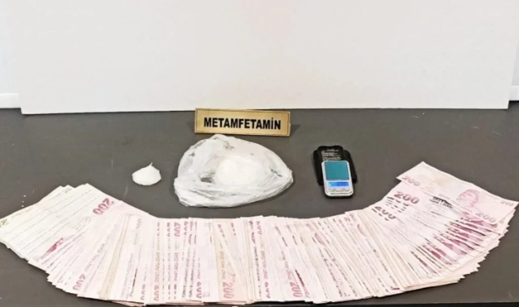 İlkadım’da Uyuşturucu Operasyonu: Metamfetamin ve Yüklü Miktarda Para Ele Geçirildi