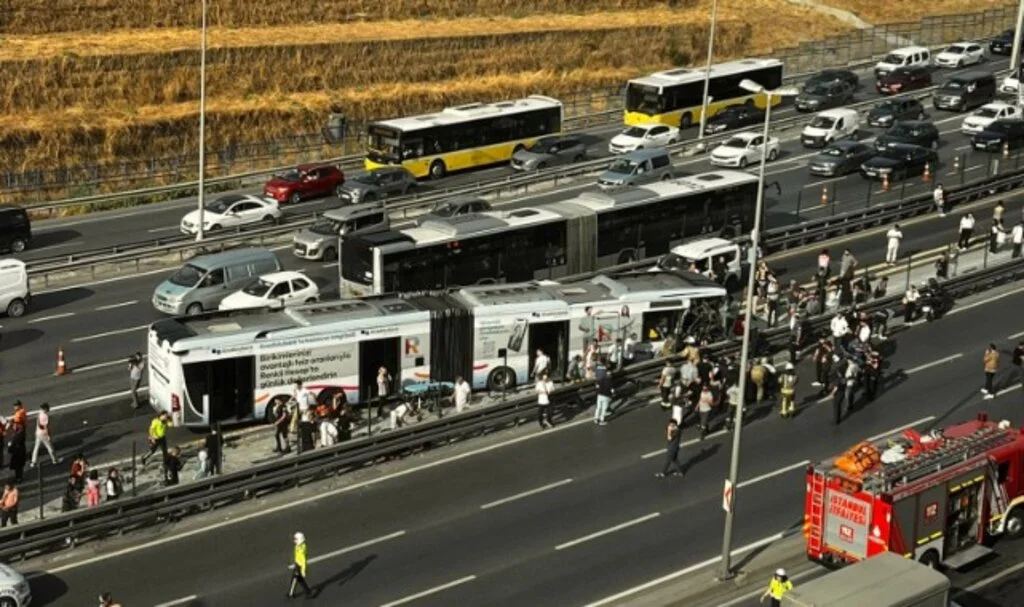 İstanbul Küçükçekmece de Metrobüs Kazası: Yaralılar Var, Seferler Durdu!