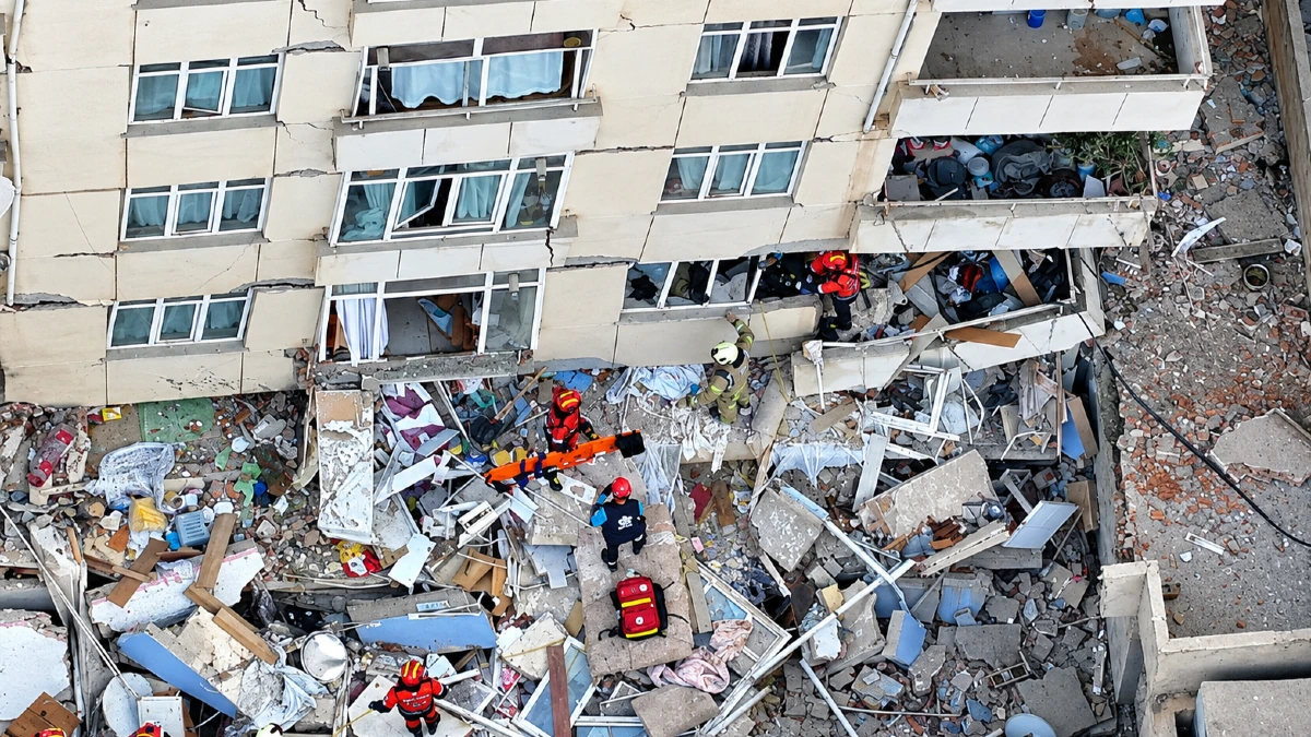 İstanbul Maltepe'de 7 Katlı Bina Kısmen Çöktü: 1 Ölü, 10 Kişi Kurtarıldı
