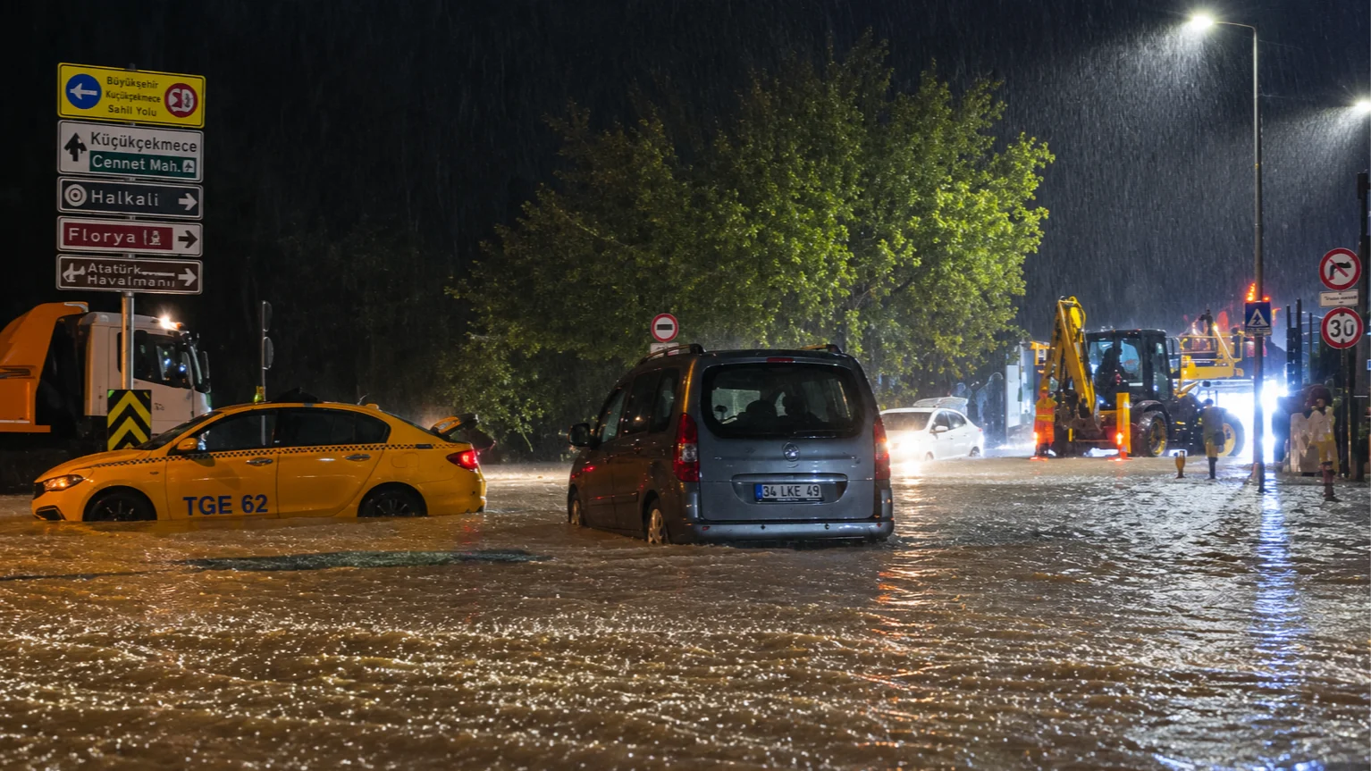 İstanbul'da Sağanak Felaketi: Yollar Göle Döndü, Araçlar Suya Gömüldü