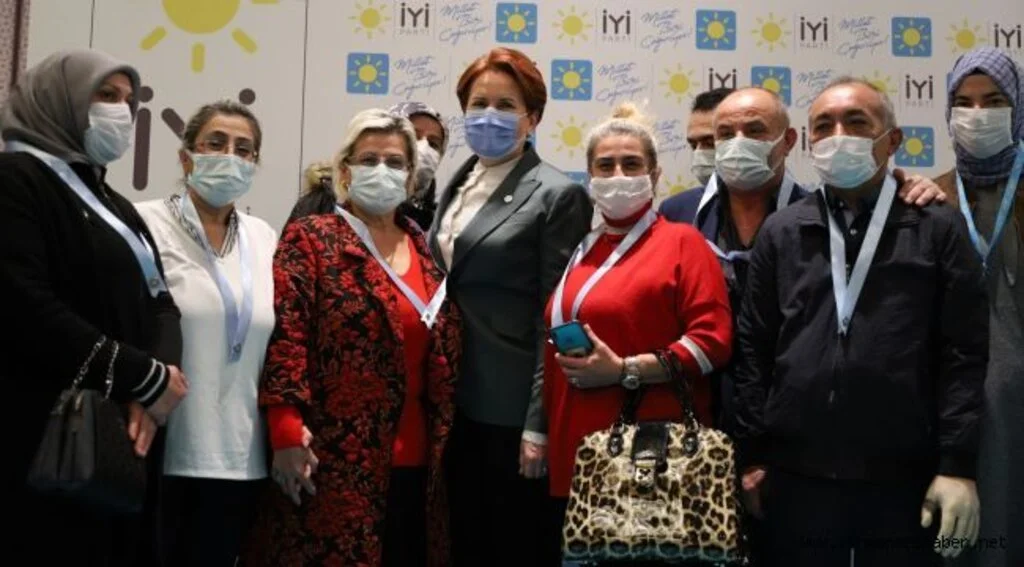İYİ Parti Genel Başkanı Akşener, Yeni Üyelerine Rozet Taktı.