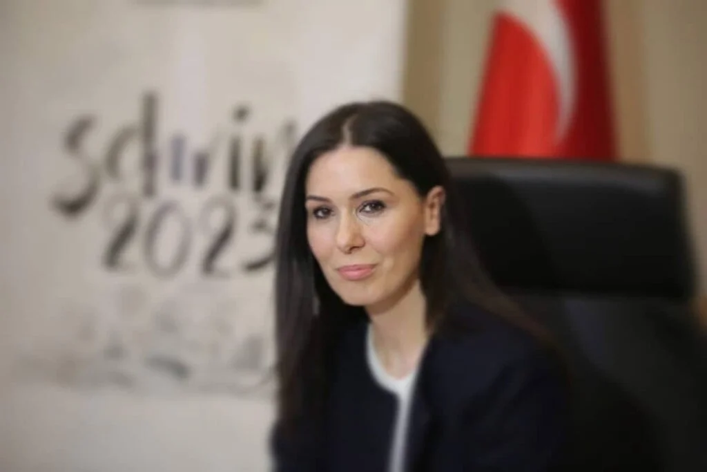 ÖĞRETMEN, ÖĞRETEN VE NESİLLERİMİZE YOL GÖSTERENDİR