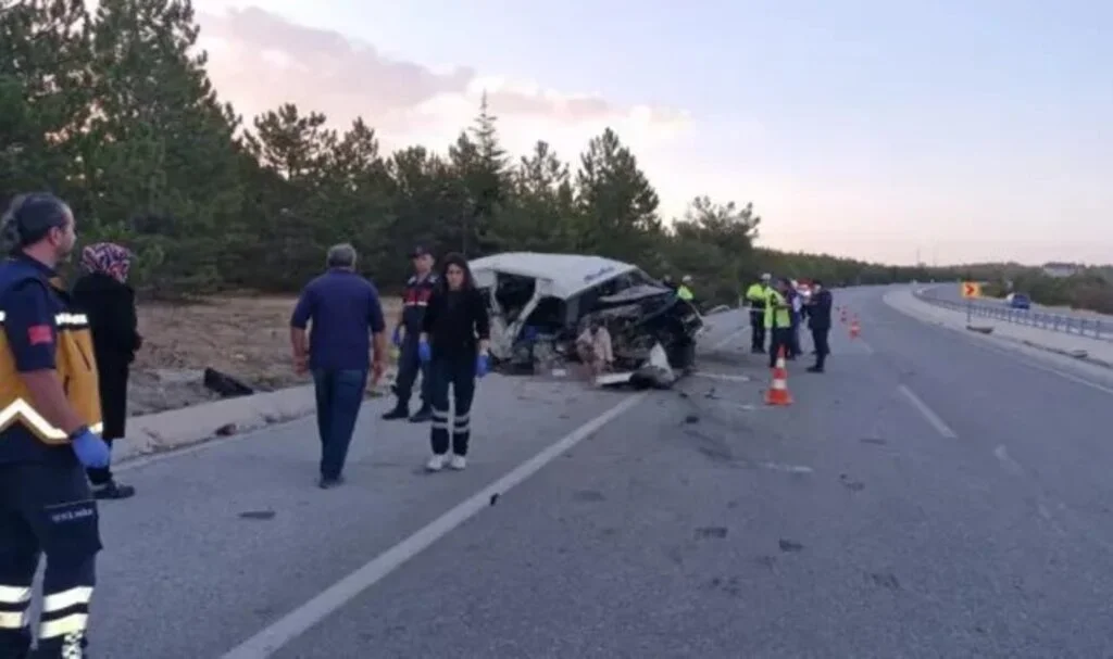 Karaman’da tarım işçilerini taşıyan minibüs devrildi: 2 ölü, 13 yaralı