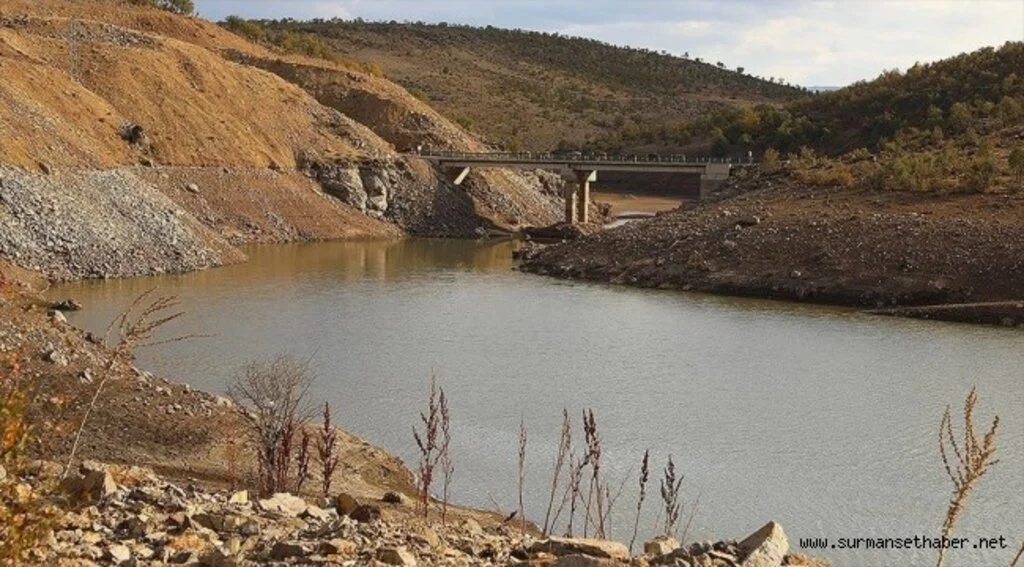 Kuraklık Gülbahar Barajı'nı besleyen su kaynağını kuruttu 