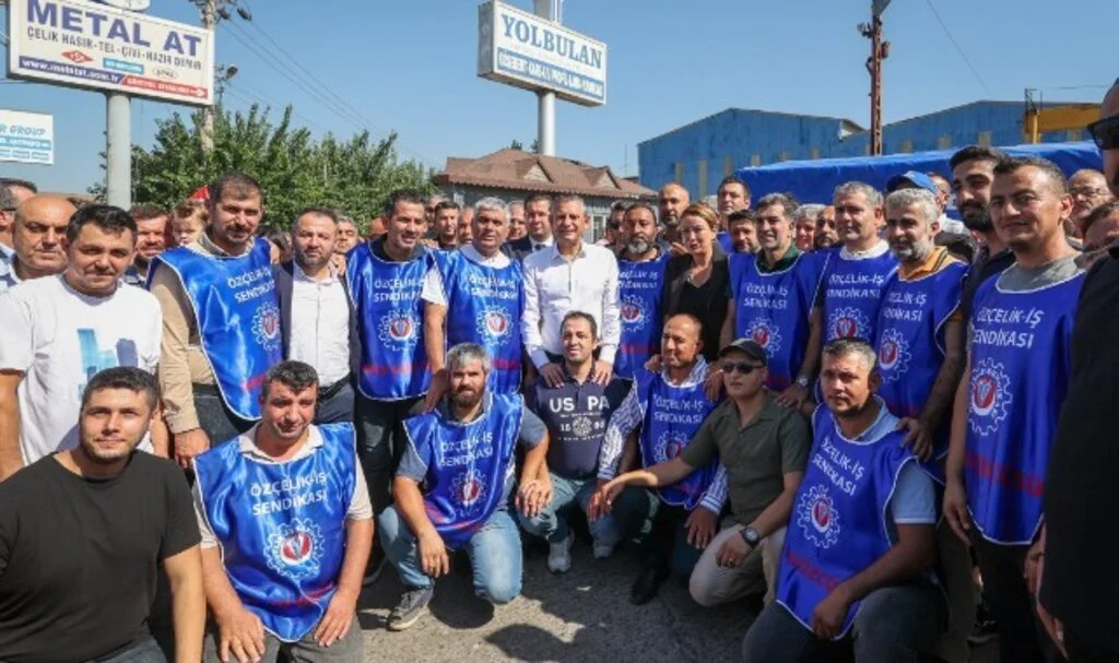 Özgür Özel grevdeki Hatay Yolbulan Metal işçilerini ziyaret etti