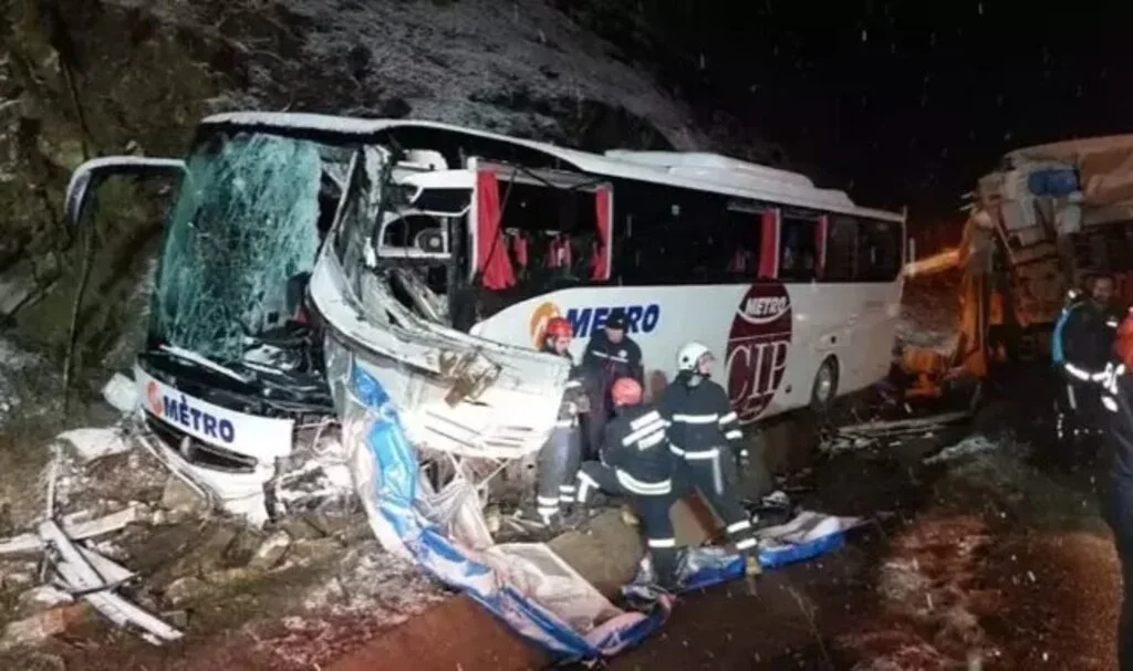 Samsun'da Feci Kaza! Yolcu Otobüsü Kamyon'a Çarptı