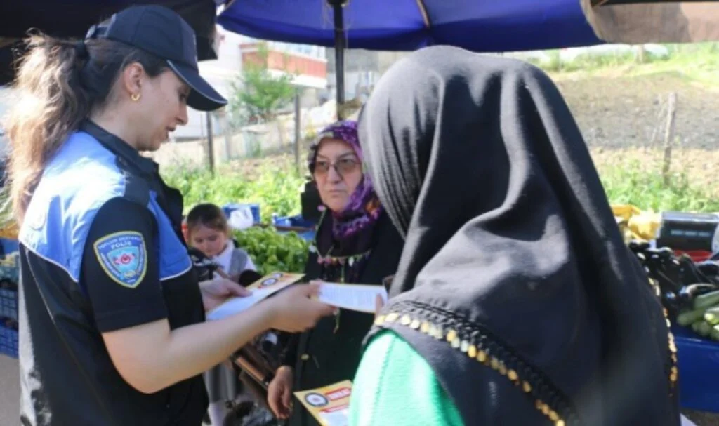 Samsun Polisi Pazarda Dolandırıcılığa Karşı Vatandaşları Bilgilendirdi