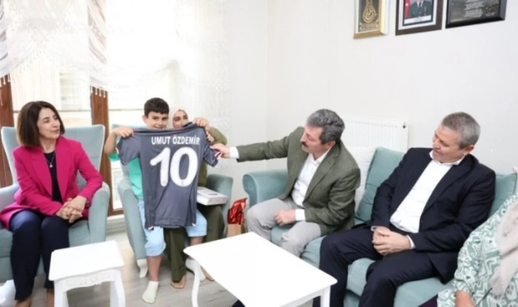 Şehidin oğluna Samsunspor forması hediye etti